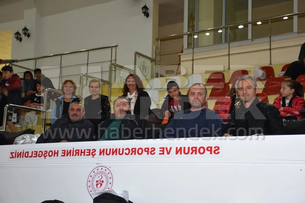 Haber: Minikler Hentbolda Büyükşehir İlk Maçtan Galip Ayrıldı - Galeri-3
