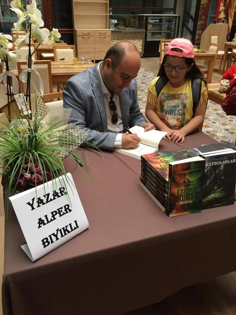Haber: İmza Gününe Yoğun İlgi - Galeri-5