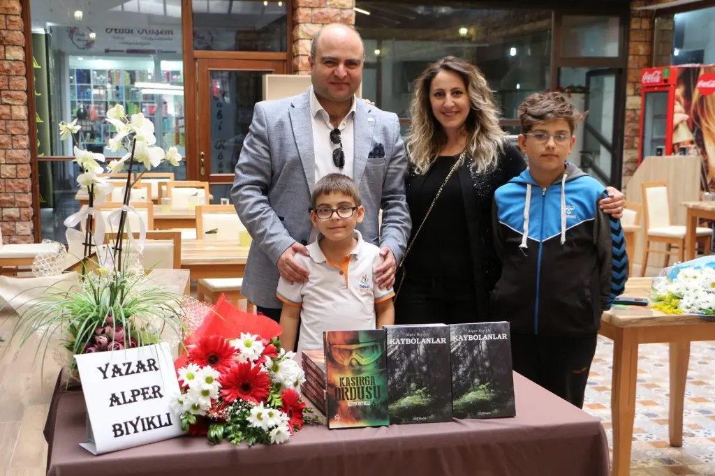 Haber: İmza Gününe Yoğun İlgi - Galeri-1