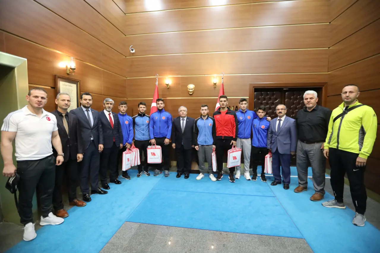 Haber: Şampiyon Güreşçilerden Vali Nayir’e Ziyaret - Öne Çıkan