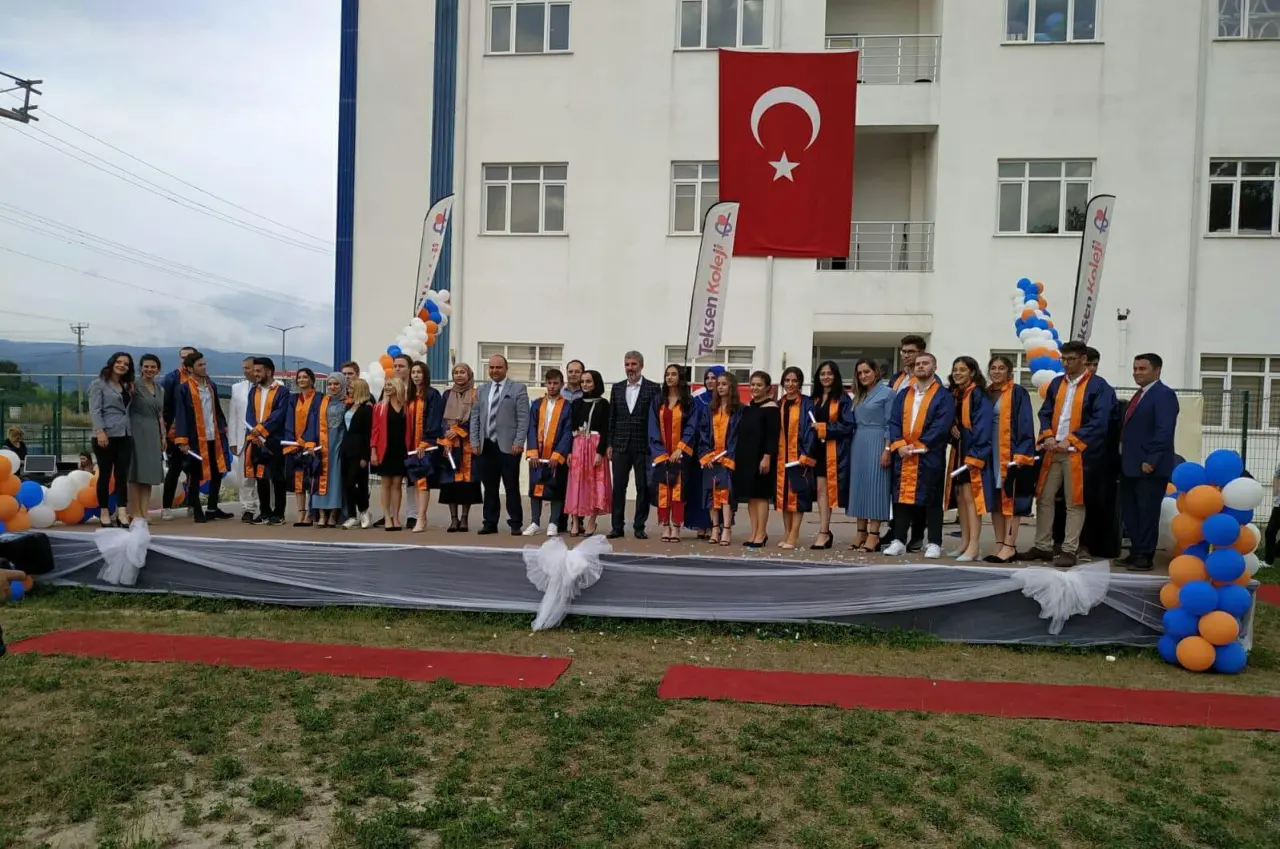 Haber: Teksen mezunları kep attı - Öne Çıkan