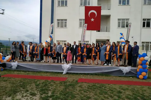 Teksen mezunları kep attı