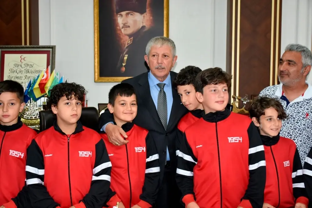 Haber: Hentbolcular MHP’li Başkanın Misafiri Oldu - Galeri-1