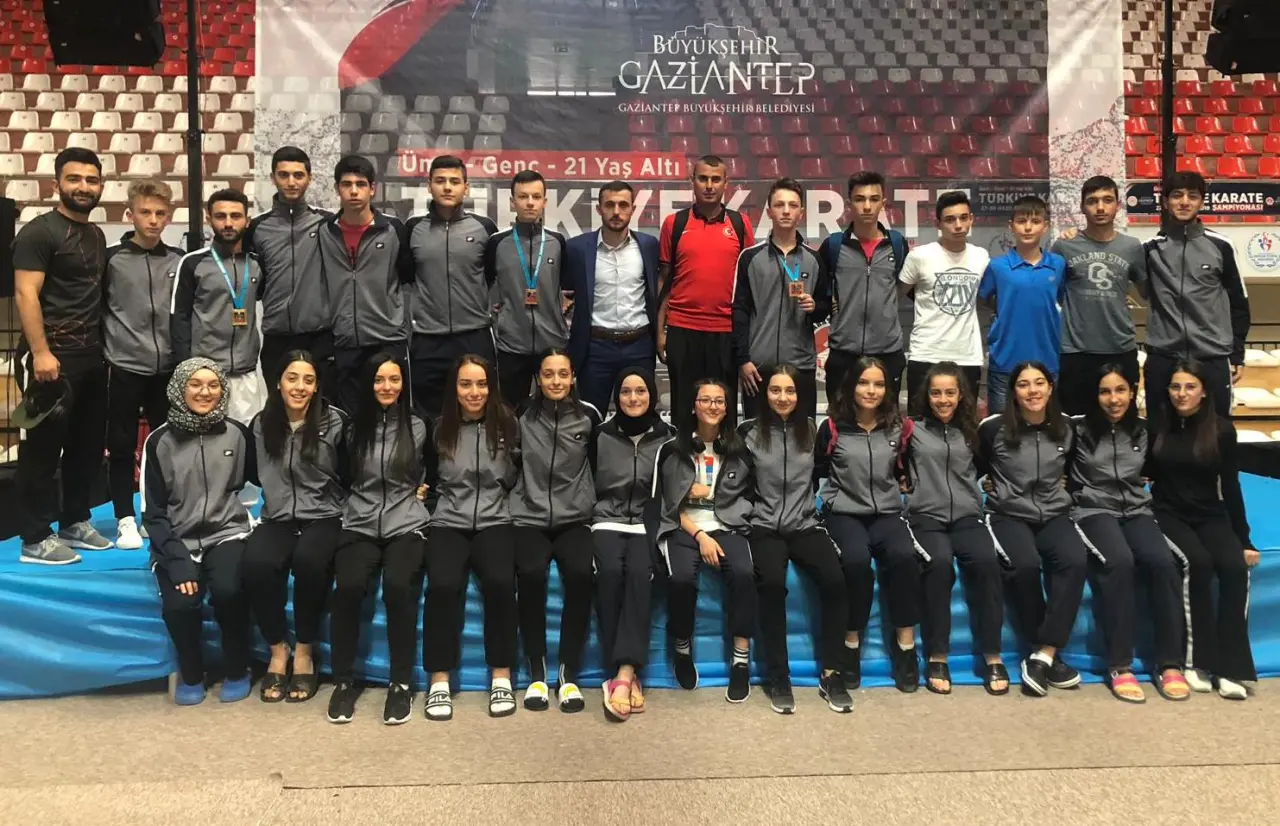 Haber: Karateciler Antep'ten madalyalarla döndü - Öne Çıkan