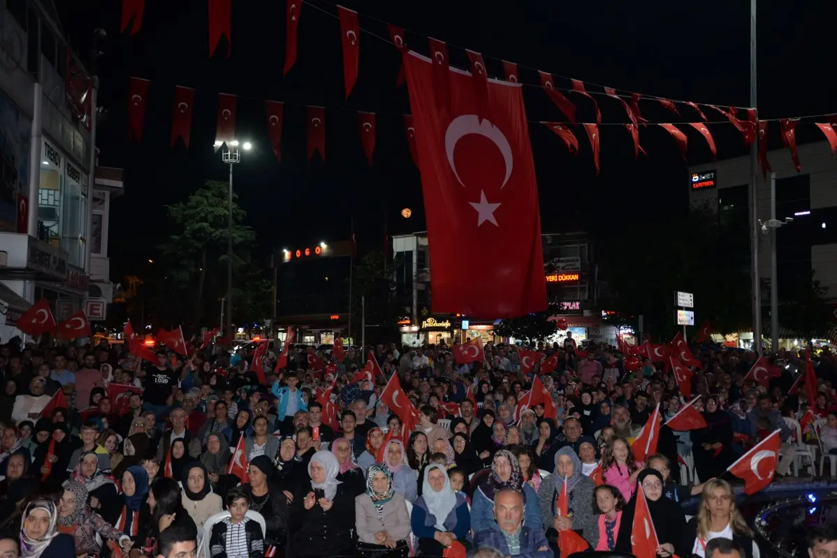 Haber: Hendekliler meydana akın etti - Öne Çıkan