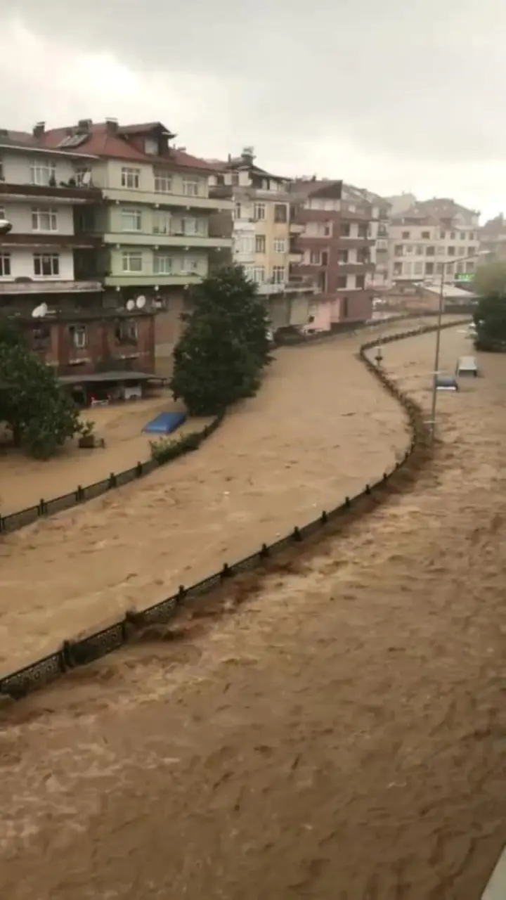 Haber: Komşuda Sel Felaketi, Vatandaşlar Mahsur Kaldı - Galeri-1