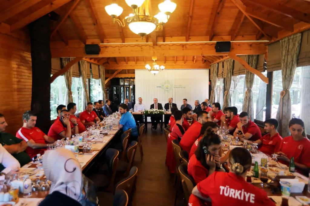 Haber: Şampiyon Karatecilere Moral Yemeği Verildi - Öne Çıkan