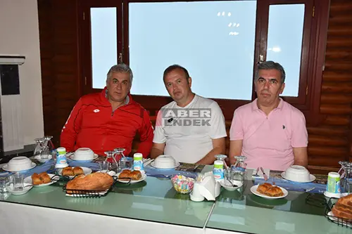 Haber: Maç Yorgunluğunu Yemekte Attılar - Galeri-4