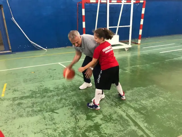 Bizim Turgut Miniklerle Basketbol Oynadı   