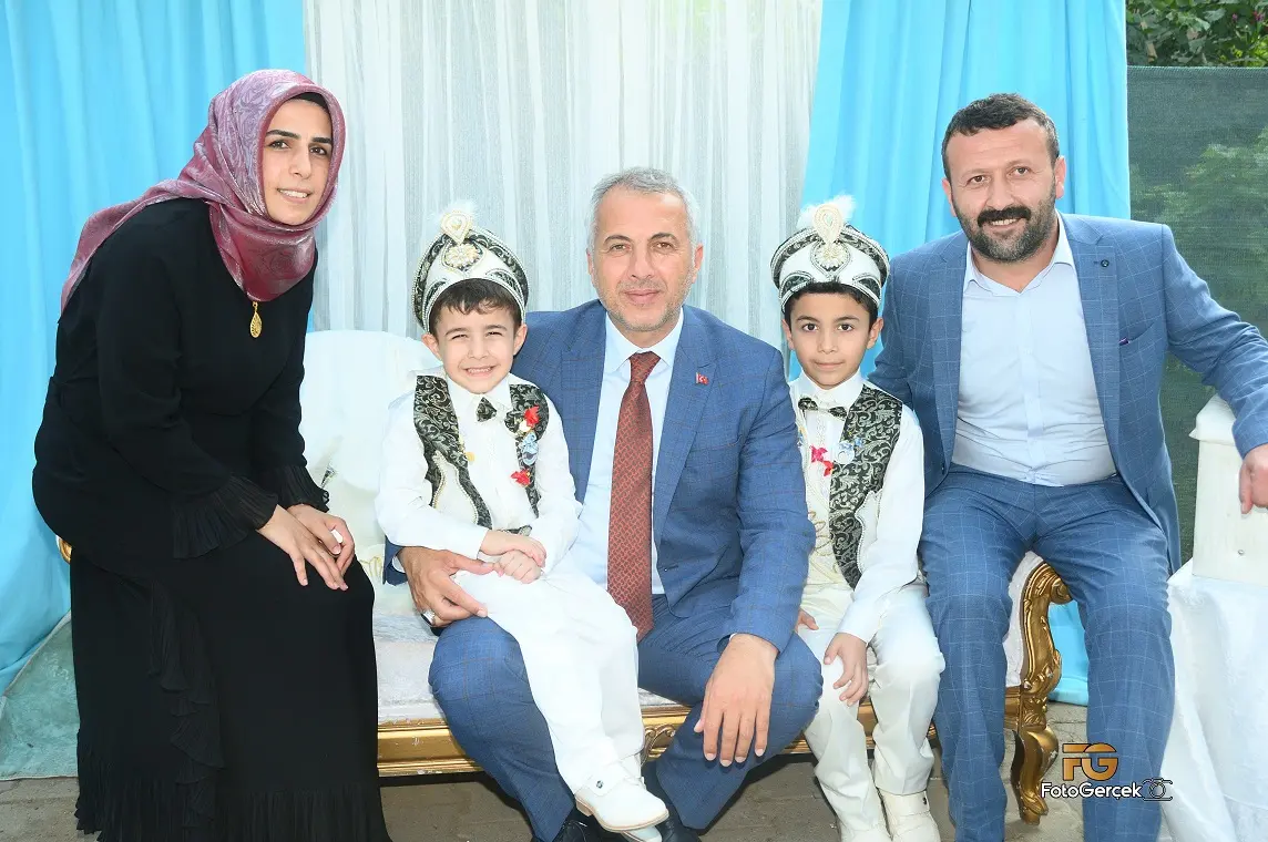 Haber: Ömer, Asaf ve Erhan Delikanlılığa Adım Attı - Galeri-1