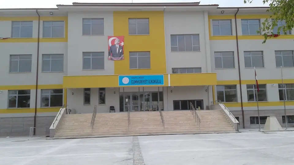 Haber: Cumhuriyet İlkokulu Sıra Yok Diye Açılamadı - Öne Çıkan