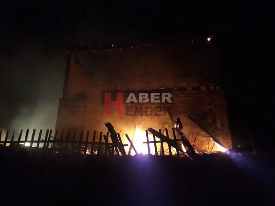 Haber: Hendek’te Alevli Gece, Tamamen Yandı - Galeri-1