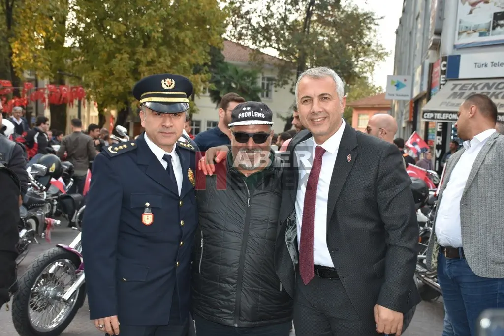 Haber: Motosikletçilerin Cumhuriyet Kutlaması Sürpriz Teklifle Son Buldu - Galeri-4