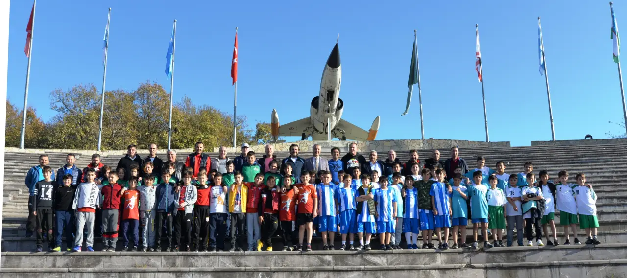 Haber: 200 SPORCU HENTBOL  ŞENLİĞİNDE BULUŞTU - Öne Çıkan