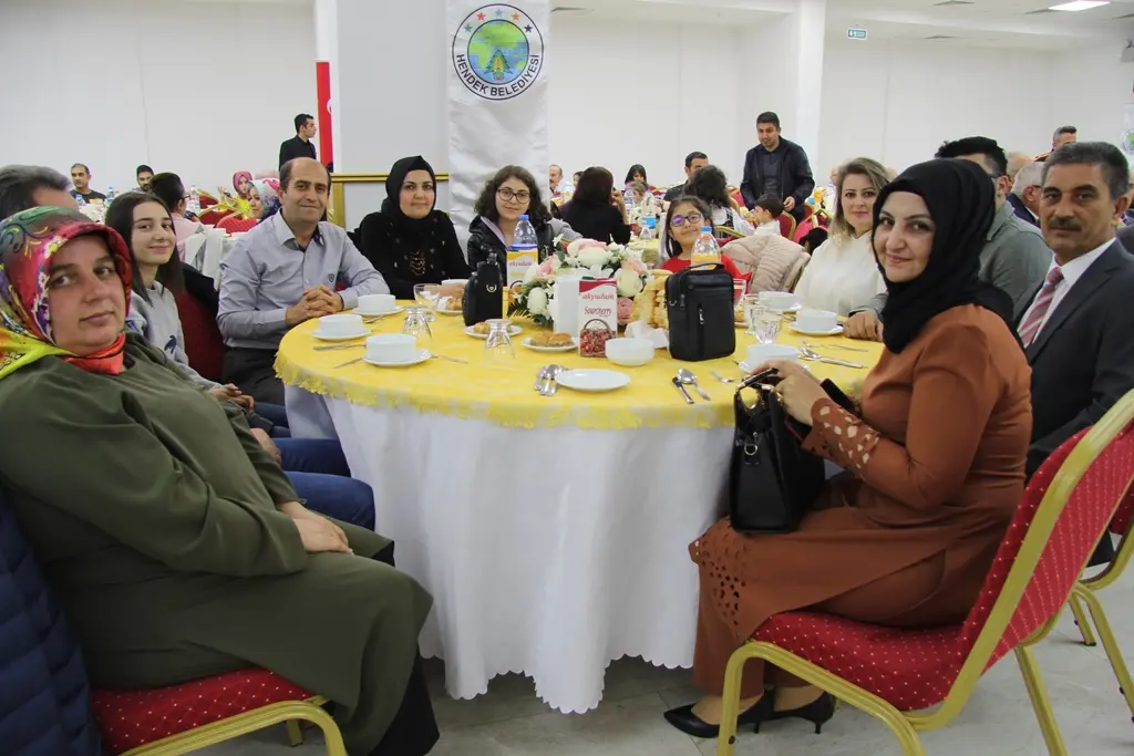 Haber: Hendek’te öğretmenlere özel kutlama - Galeri-25