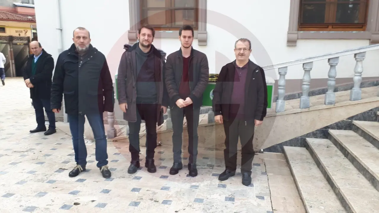 Haber: ﻿Tarihçi Yazar Bardakçı'nın Annesi Hendek'te Toprağa Verildi - Galeri-1
