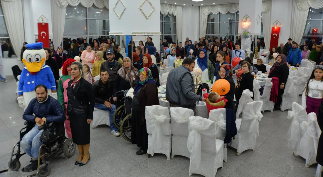 Haber: Dayanışma gecesinde gönüllerince eğlendiler - Galeri-8