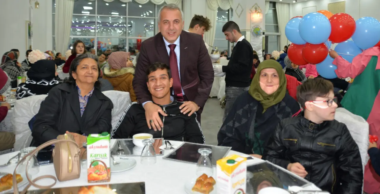 Haber: Dayanışma gecesinde gönüllerince eğlendiler - Galeri-1