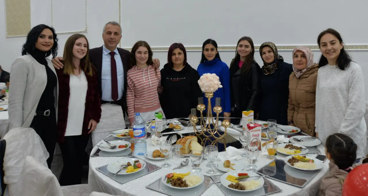 Haber: Dayanışma gecesinde gönüllerince eğlendiler - Galeri-6
