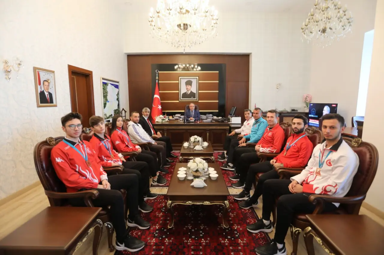 Haber: Karateciler Başarılarını Vali Nayir İle Paylaştı - Öne Çıkan
