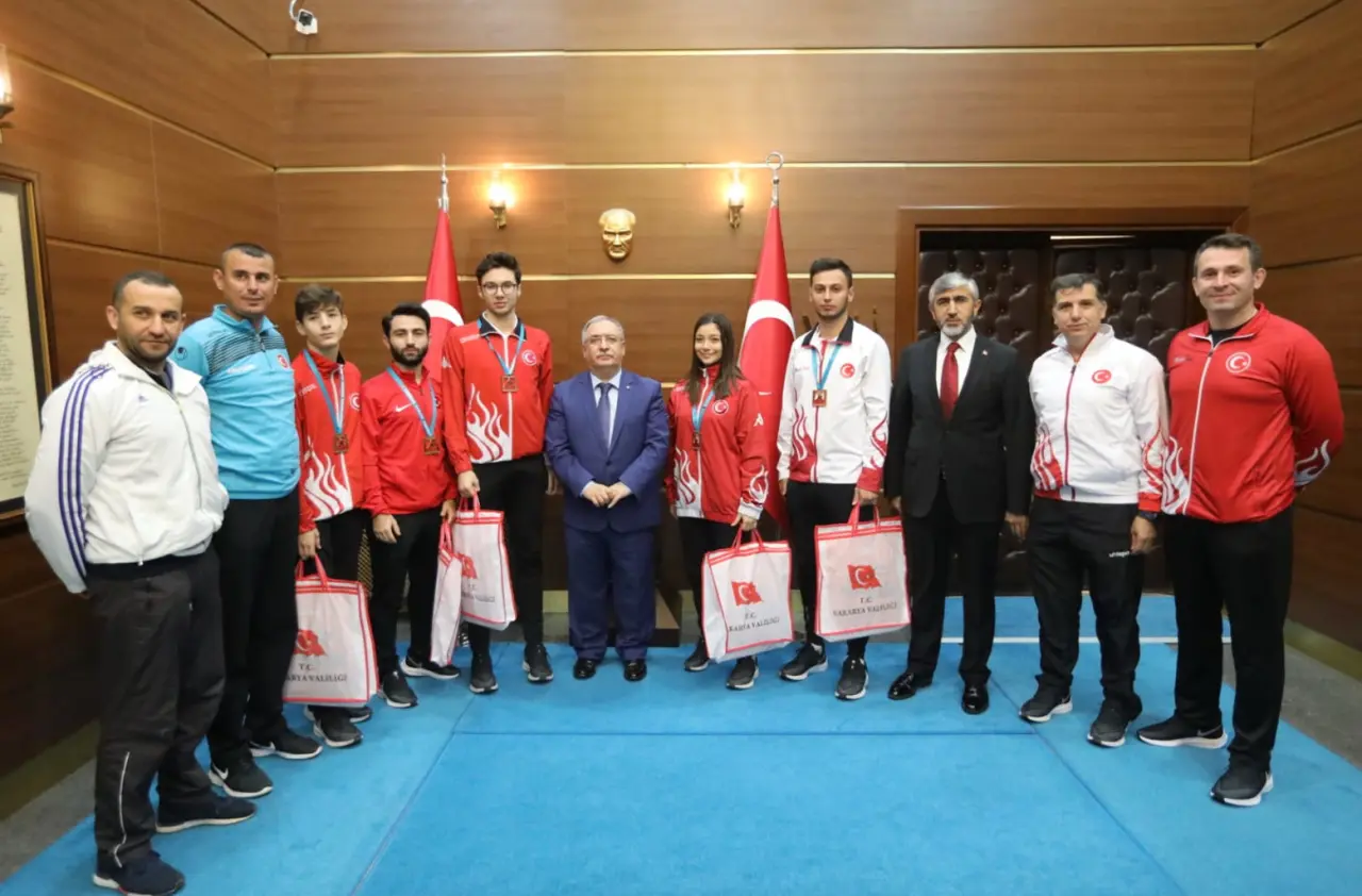 Haber: Karateciler Başarılarını Vali Nayir İle Paylaştı - Galeri-1