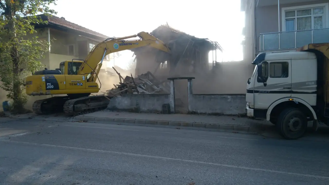 Haber: Korku Salan Metruk Binalar Yıkılıyor - Galeri-5