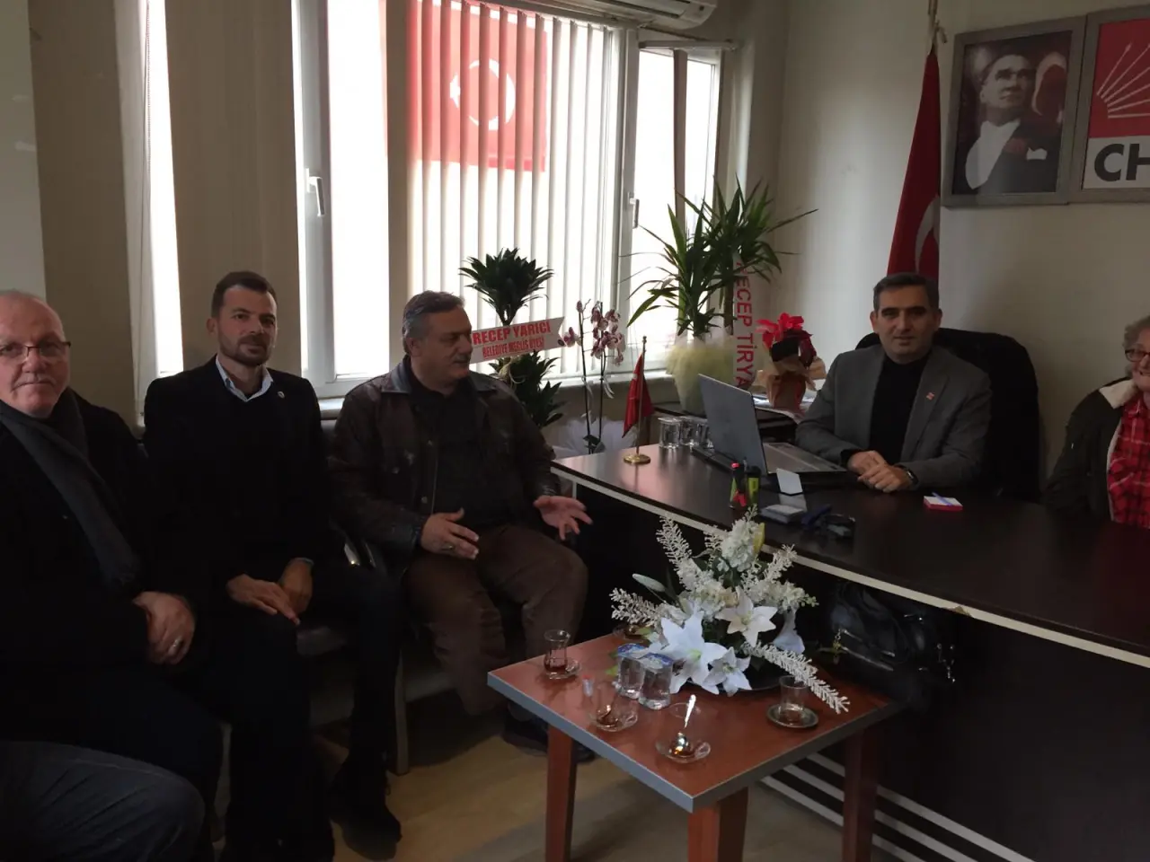 Haber: Muhtarlar Derneği Başkanı Ve Yönetimi CHP'yi Ziyaret Etti - Öne Çıkan