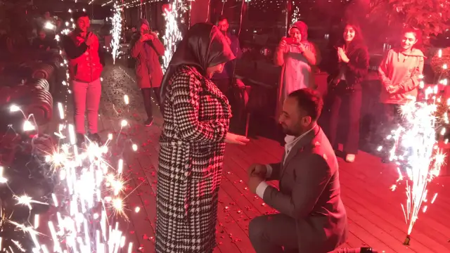 Kafede Sürpriz Evlilik Teklifi