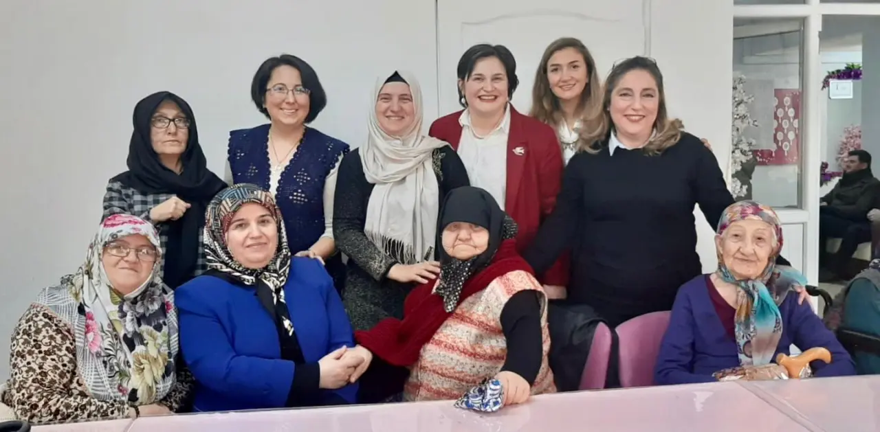 Haber: Sevgi ile Yaşlıları Kucakladılar - Galeri-2