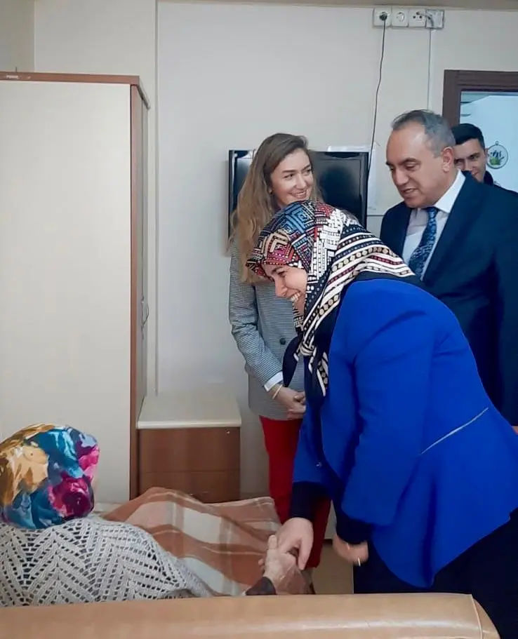 Haber: Sevgi ile Yaşlıları Kucakladılar - Galeri-3