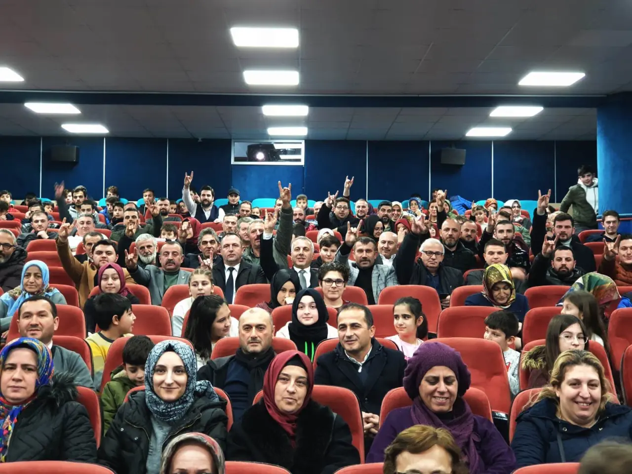 Haber: MHP Hendek Teşkilatı “Türkler Geliyor” filmini izledi - Galeri-3