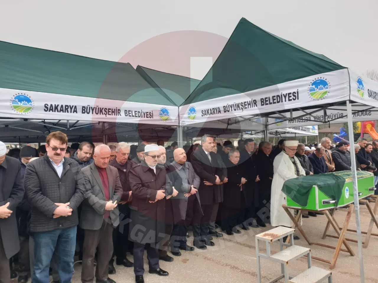 Haber: Cevherli, Annesinin cenaze namazını kıldırdı - Galeri-1