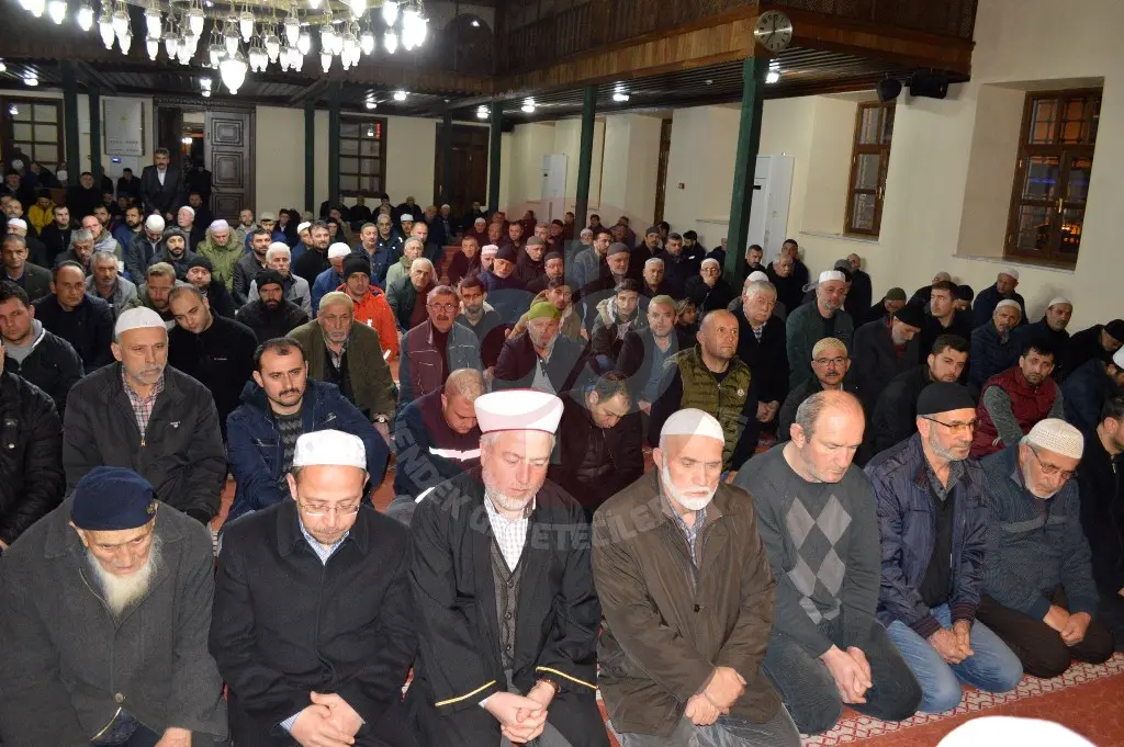 Haber: Regaib Kandilinde Eller Semaya Açıldı - Galeri-1