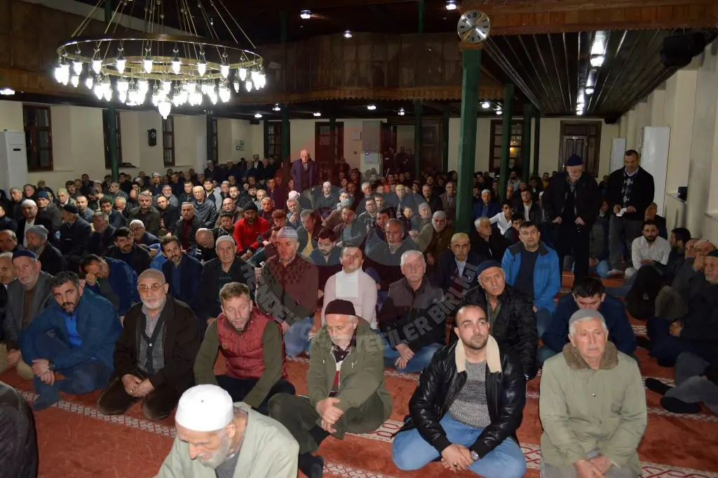 Haber: Regaib Kandilinde Eller Semaya Açıldı - Galeri-2