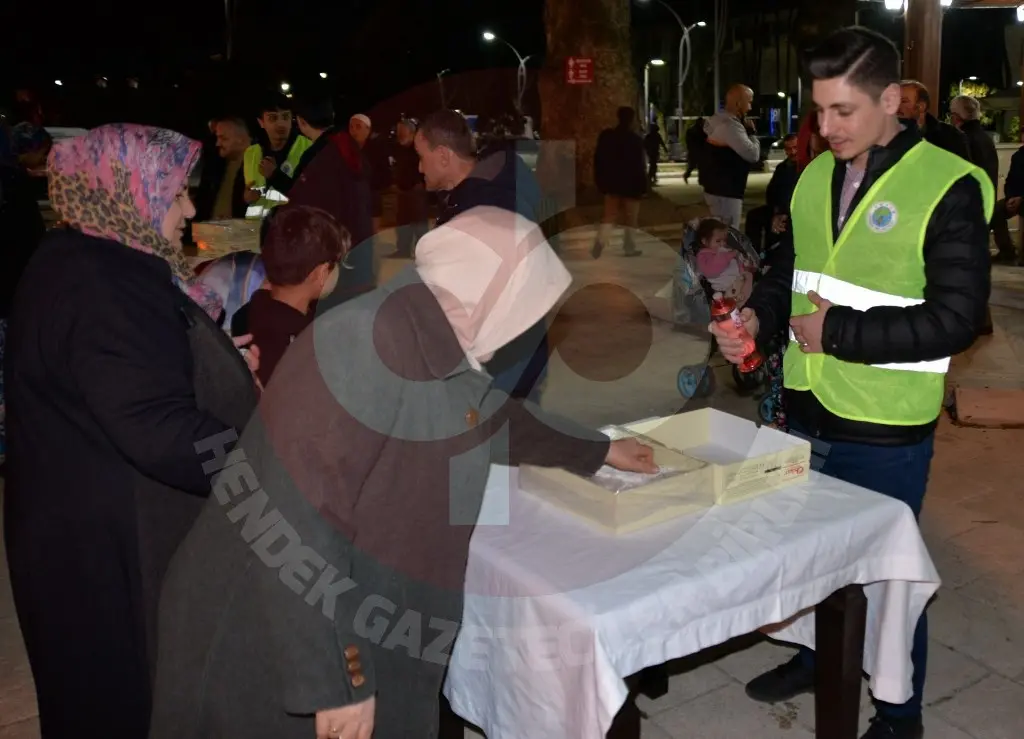 Haber: Regaib Kandilinde Eller Semaya Açıldı - Galeri-6