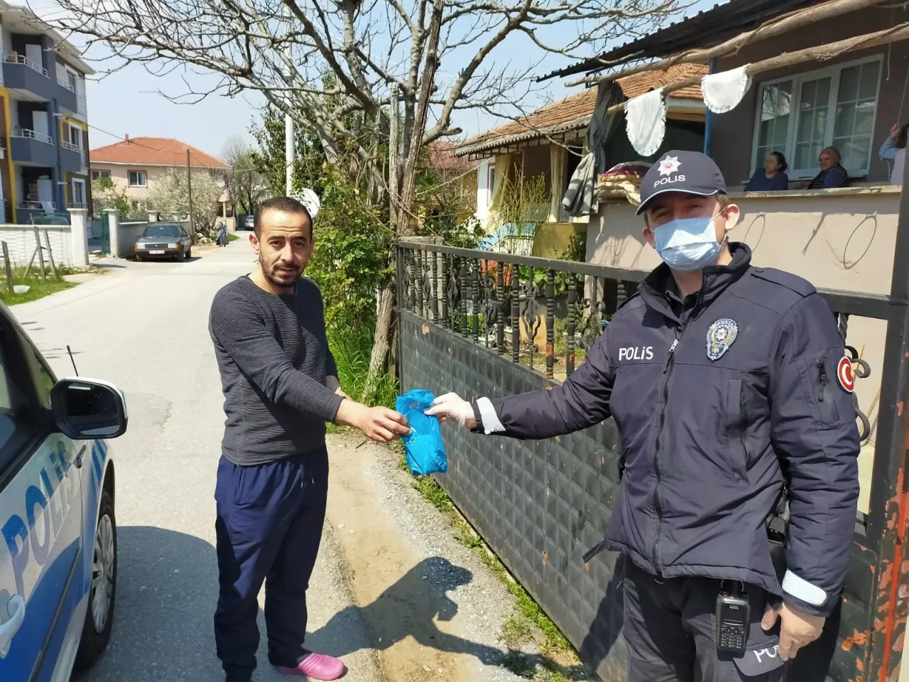 Haber: Polis İhtiyacı Olan Vatandaşlara Destek Oluyor - Galeri-1