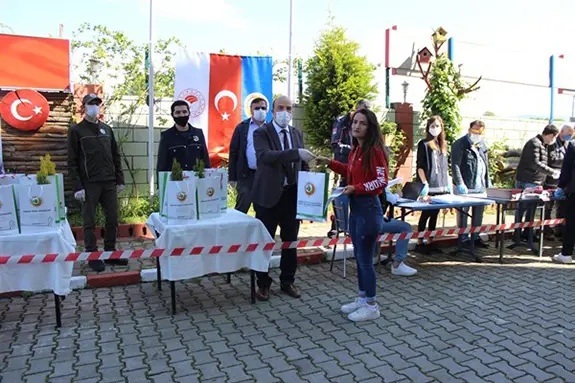 Haber: Orman İşletme Karantinada ki Misafirlere Fidan Dağıttı - Galeri-3