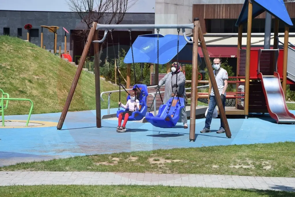 Haber: Hendek'te İzin Çıktı, Çocuklar Analı Babalı Parklara Akın Etti - Galeri-6