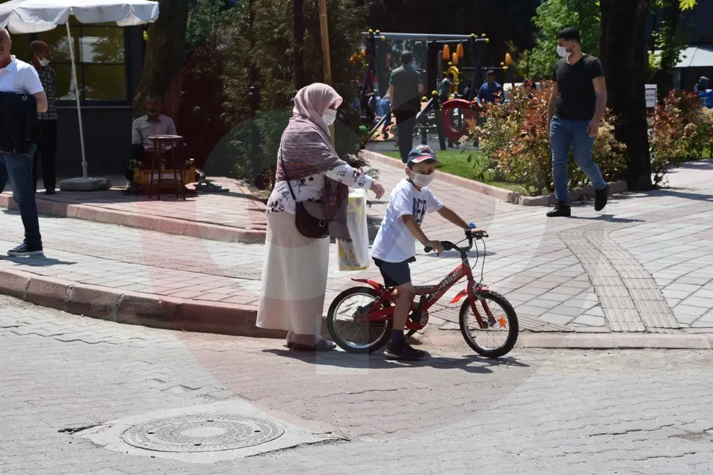 Haber: Hendek'te İzin Çıktı, Çocuklar Analı Babalı Parklara Akın Etti - Galeri-7