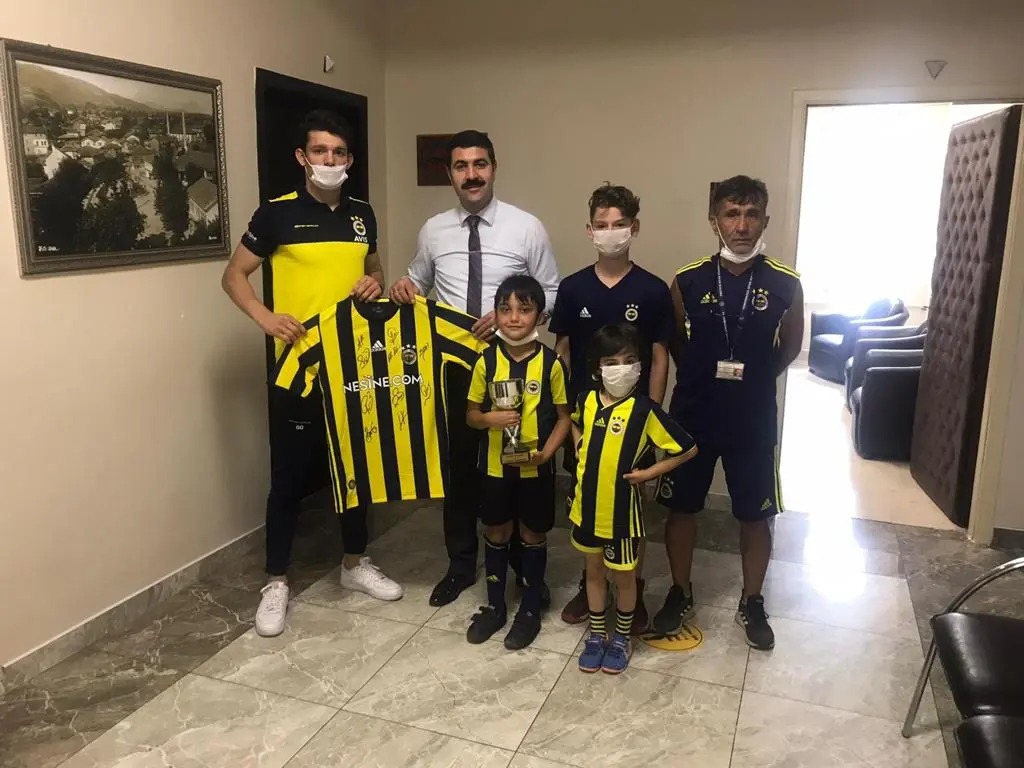 Haber: Fenerbahçeli Sporcular İmzalı Forma Hediye Ettiler - Öne Çıkan