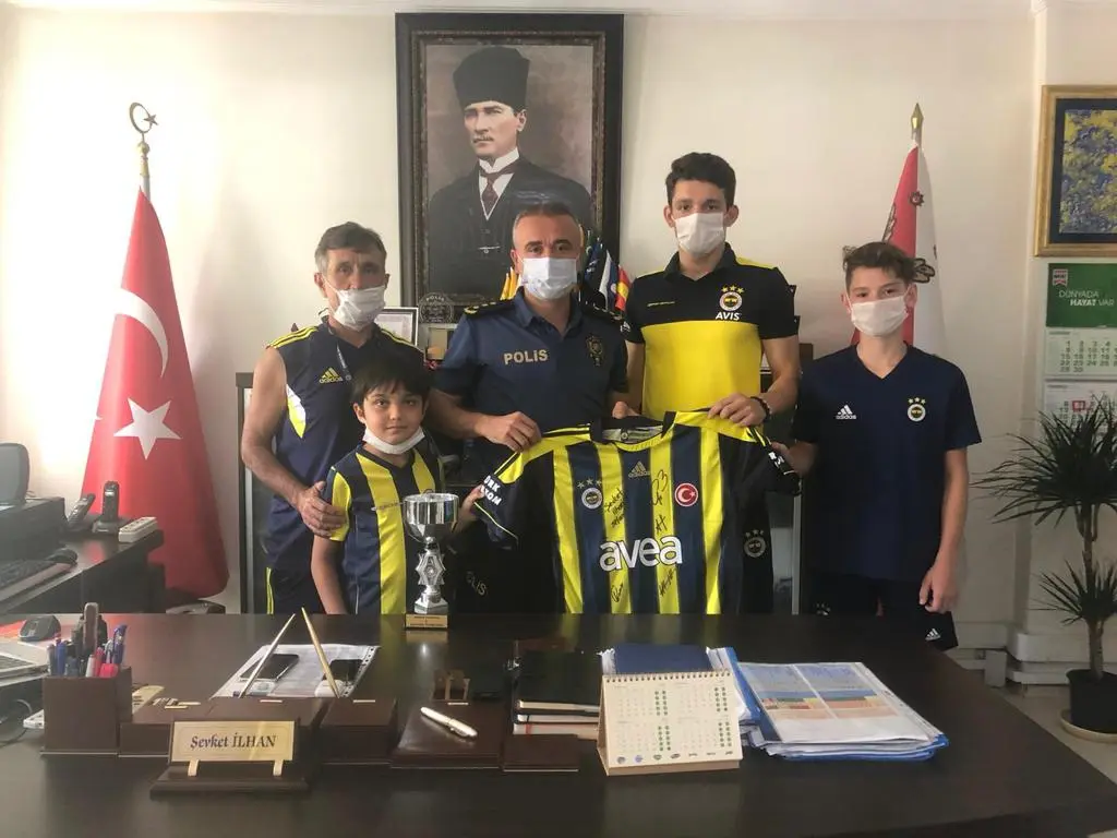 Haber: Fenerbahçeli Sporcular İmzalı Forma Hediye Ettiler - Galeri-1