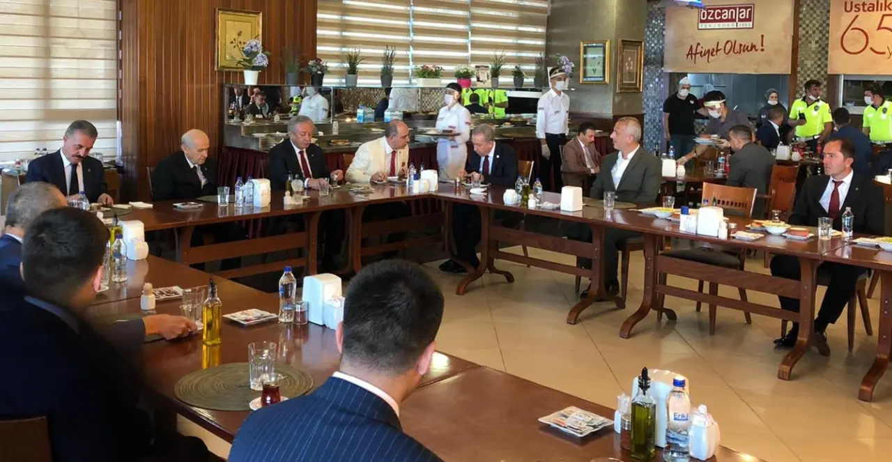 Haber: DEVLET BAHÇELİ HENDEK’TE MOLA VERDİ - Öne Çıkan