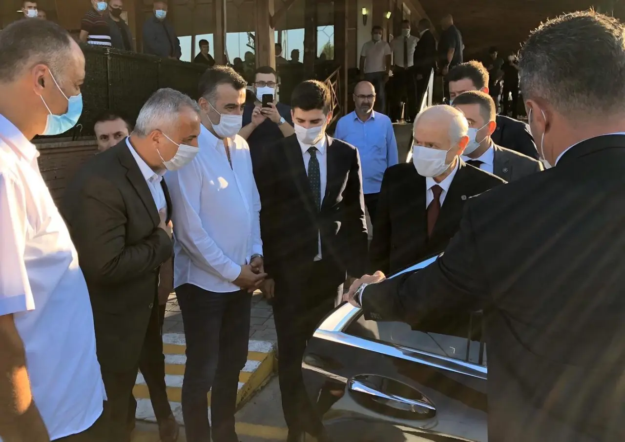 Haber: DEVLET BAHÇELİ HENDEK’TE MOLA VERDİ - Galeri-1