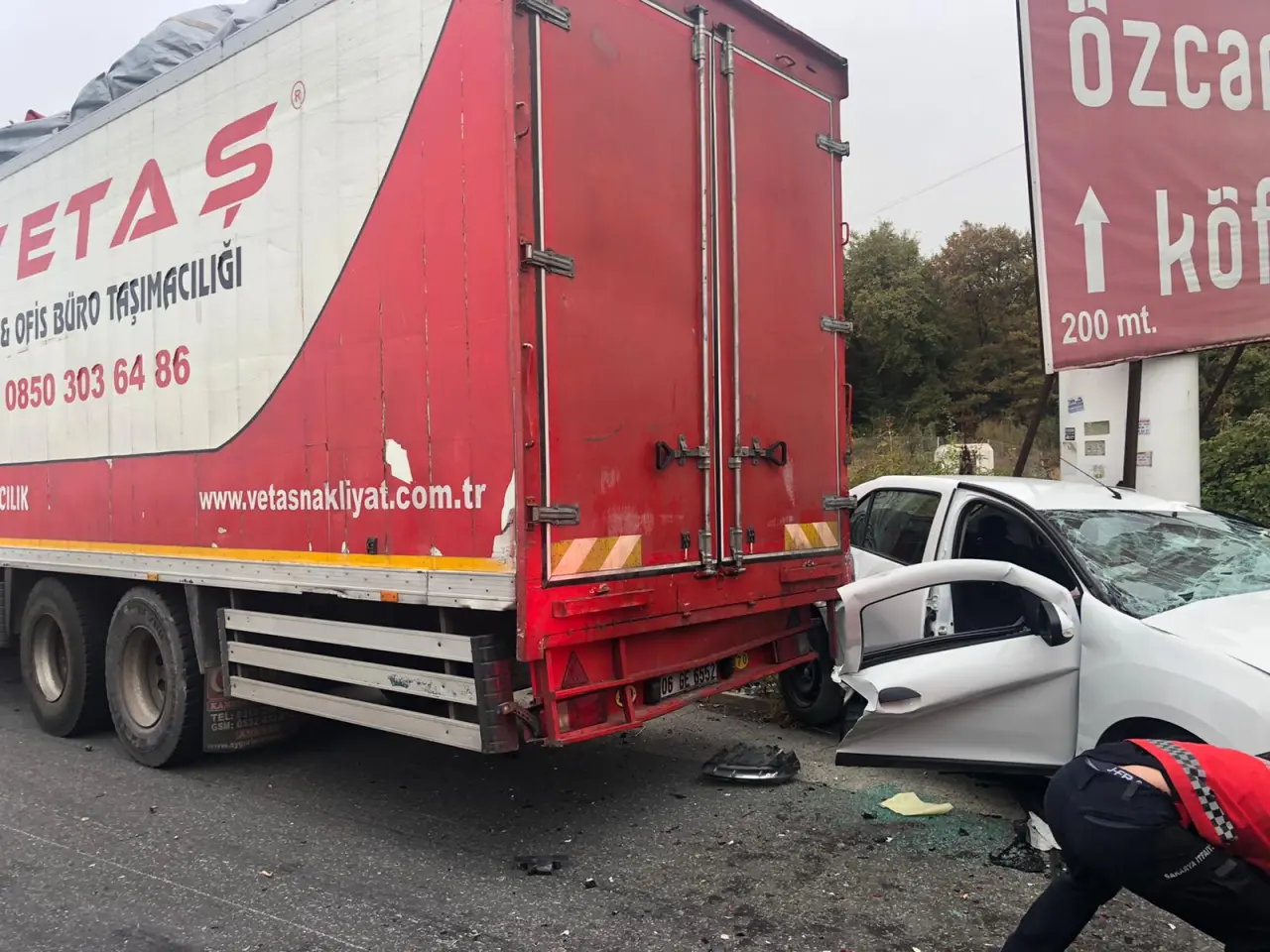 Haber: TEM’de feci kaza: Park halindeki kamyonla direk arasına sıkıştı - Galeri-1