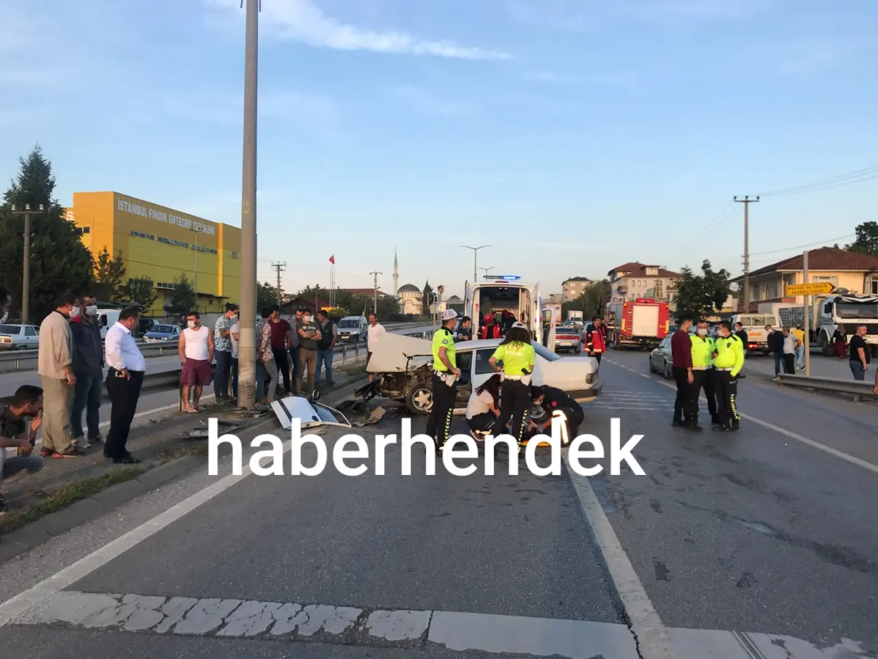 Haber: Otomobil Direğe Çarptı İki Kişi Yaralandı - Öne Çıkan