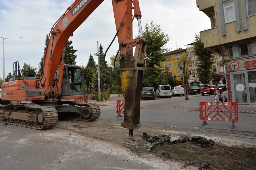 Haber: ŞEHRİN MERKEZİNE GÜÇLÜ ALT YAPI İÇİN İLK KAZMA - Galeri-1
