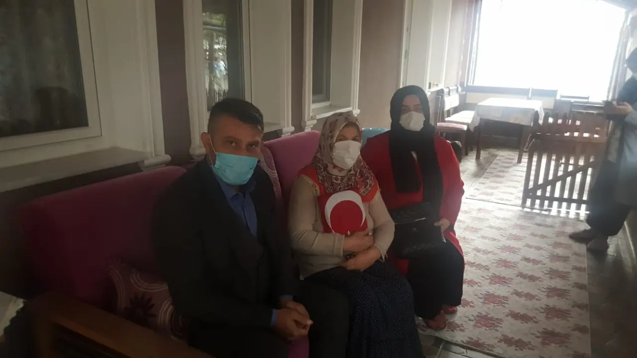 Haber: Hendek Ülkü Ocaklarından Şehit Ailelerine Ziyaret - Galeri-2