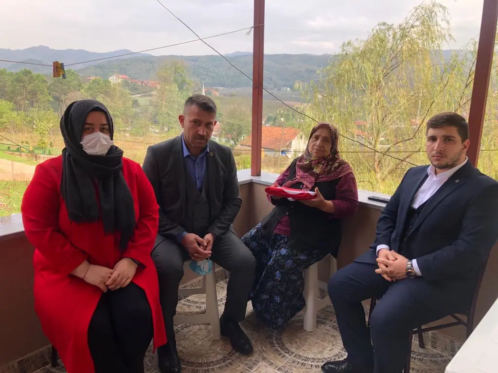 Haber: Hendek Ülkü Ocaklarından Şehit Ailelerine Ziyaret - Galeri-1