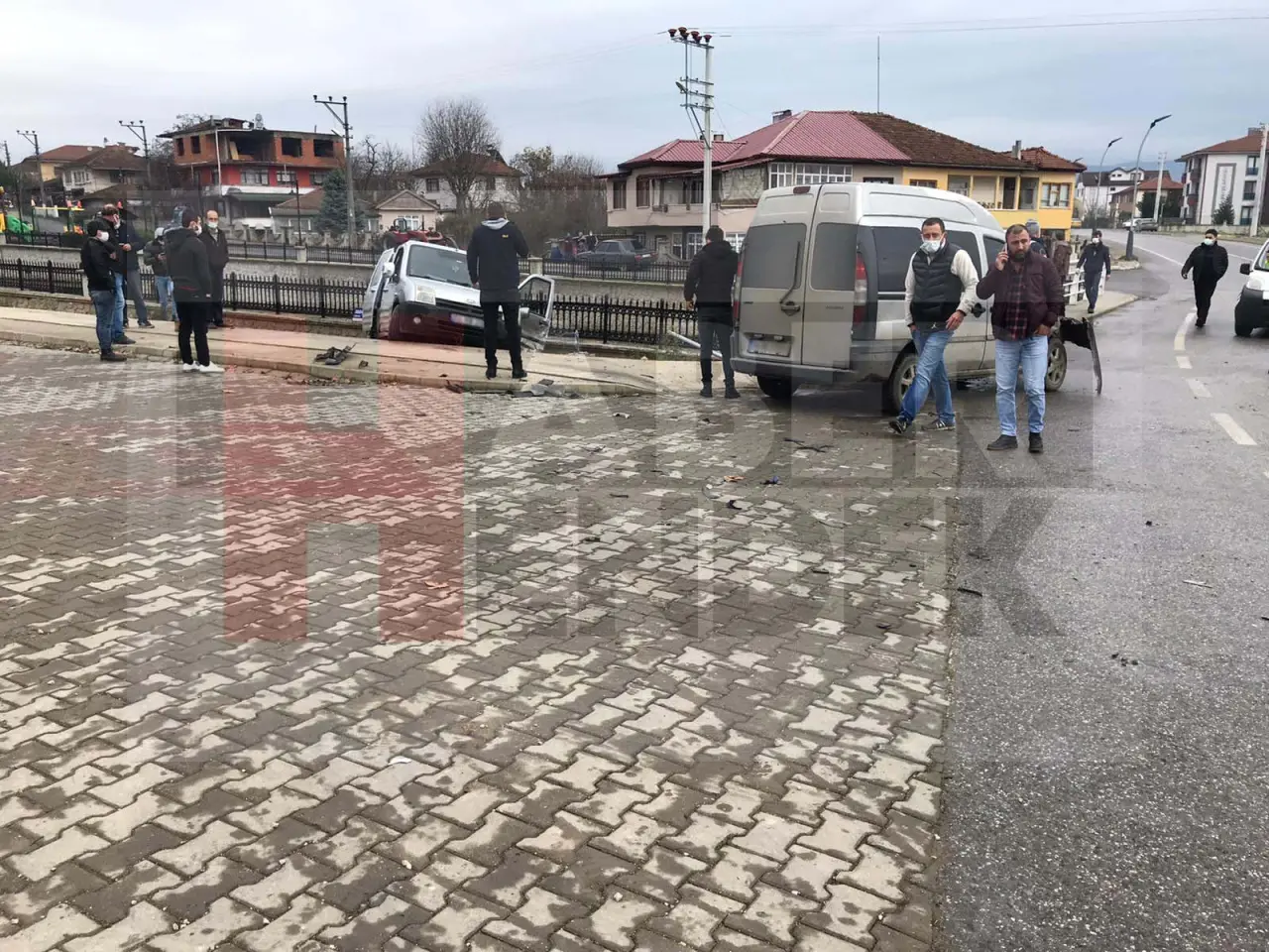 Haber: Hendek Köprübaşı Mahallesinde meydana gelen kazada 2 kişi hafif şekilde yaralandı. - Galeri-3