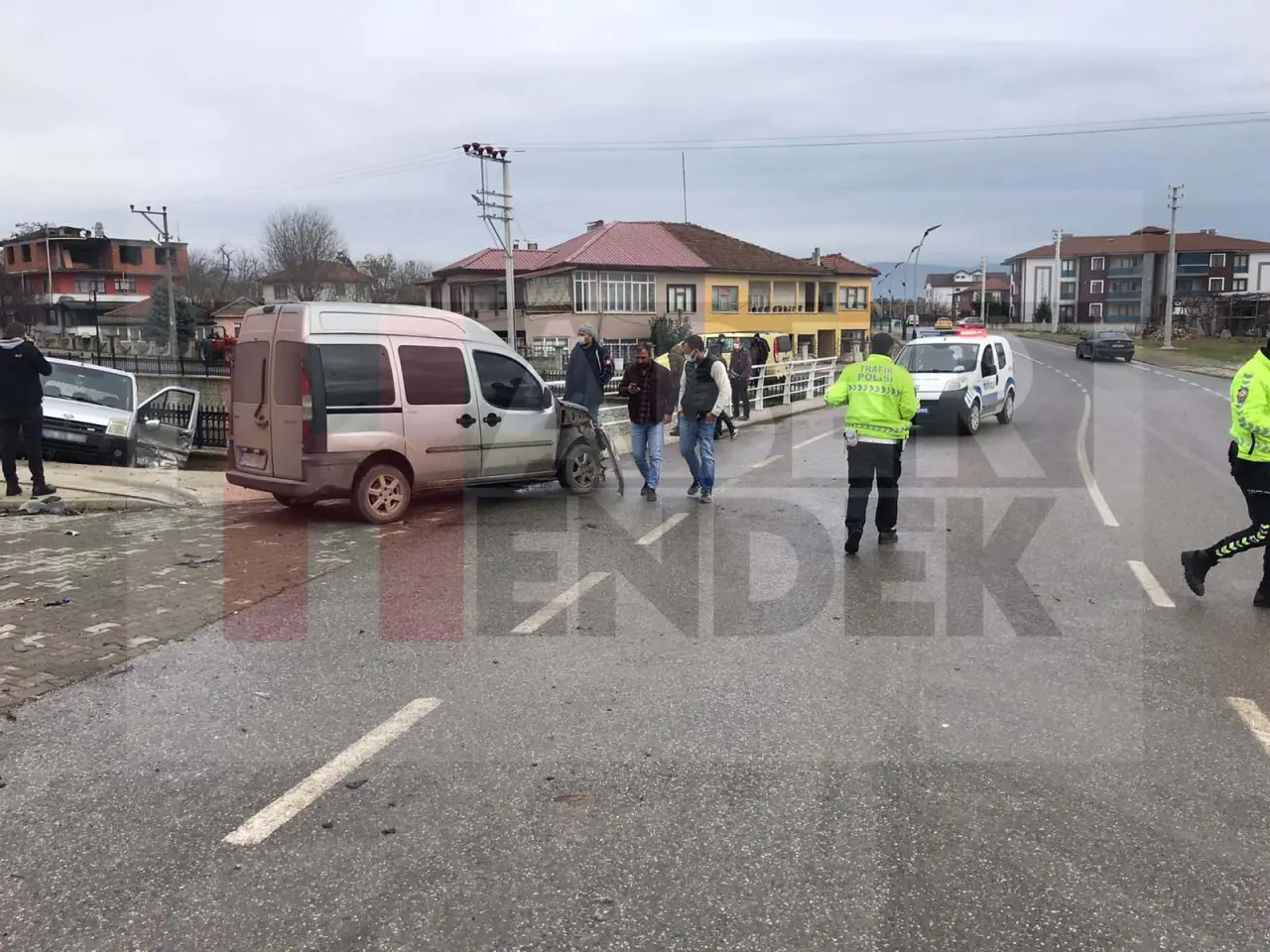 Haber: Hendek Köprübaşı Mahallesinde meydana gelen kazada 2 kişi hafif şekilde yaralandı. - Galeri-1